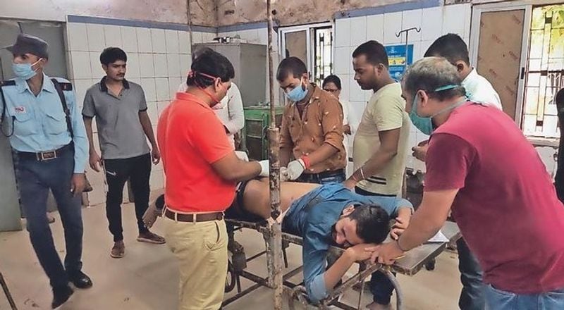 आरा शहर में सरेआम जदयू के दो नेताओं पर करीब डेढ़ दर्जन राउंड फायरिंग की गई, जिसमें जदयू के युवा नेता मिथुन सिंह की मौत हो गई। हमले में जदयू के युवा राष्ट्रीय सचिव प्रिंस बजरंगी को भी तीन गोलियां लगी हैं।
