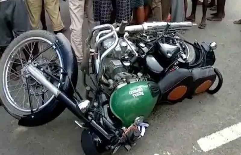 सीवान जिले में महाराजगंज की बलऊ पंचायत के मुखिया सुनील कुमार सिंह उर्फ दहारी की करसौत पुल पर बाइक सवार दो बदमाशों ने गोली मारकर हत्या कर दी। वह महाराजगंज के पूर्व सांसद प्रभुनाथ सिंह के करीबी थे।