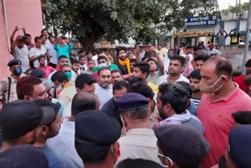 घटना से नाराज सैकड़ों लोगों ने सीवान पैगंबरपुर मार्ग पर करसौत पुल के समीप आगजनी कर सड़क जाम कर दिया। जिन्हें काफी समझाने-बुझाने के बाद पुलिस ने रास्ता खुलवाया।