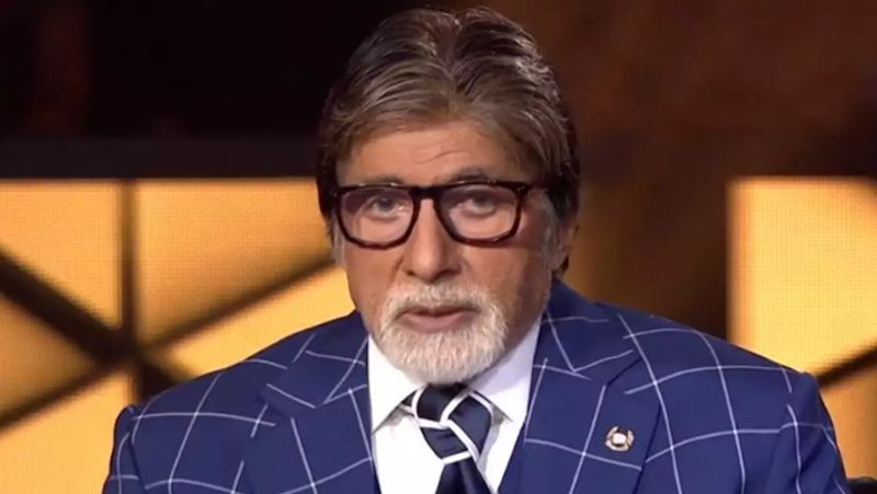 उन्होंने आगे कहा- मिस्टर बच्चन हमेशा नई चीजें करने की कोशिश के लिए हमेशा तैयार रहते हैं। जब मैंने पिछले साल उन्हें टाई का आइडिया दिया था, तो उन्होंने इसे स्वीकार कर लिया और कई लोगों इसकी सराहना भी की थी। इस साल मैं कॉलर पिंस और ब्रोच का उपयोग कर रही हूं और वे इसके लिए तैयार हैं।