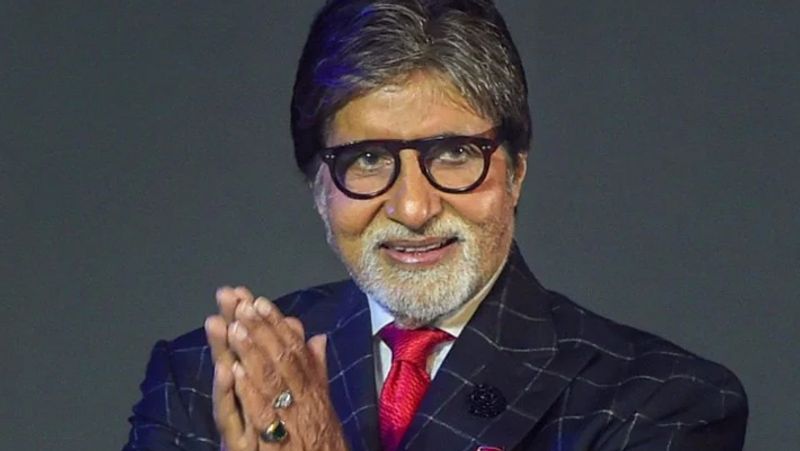 हाल ही में बिग बी के साथ पिछले 47 साल से बतौर मेकअप मैन का काम कर रहे दीपक सावंत (deepak sawant) इस महामारी के दौरान सेट पर कैसे उनका मेकअप मैनेज कर रहे है इस बारे में जानकारी दी थी। दीपक ने बताया था कि शुरुआत करने से पहले उन्हें हर समय पीपीटी किट पहननी होती है। ऐसा इसलिए क्योंकि मुझे अमिताभ छूना होता है। फिर हमारे पास एक ड्रेसवाला है जो अमितजी के कपड़े देखता है। उसे भी पीपीटी किट पहननी होती है। आमतौर पर वो 45 मिनट में तैयार होते थे। इस बार उनको रेडी करने में करीब 60 मिनट लग रहे हैं।