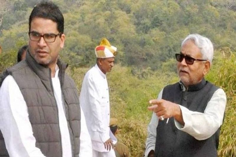 अगर नीतीश की राजनीति देखें तो जब भी उन्होंने पार्टी नेताओं पर ज्यादा भरोसा कर उन्हें आगे बढ़ाया वो मुश्किल में फंसते नजर आए हैं। वो चाहे जीतनराम मांझी (Jeetanram Manjhi) को अपनी जगह मुख्यमंत्री की गद्दी सौंपने के बाद की स्थिति हो या प्रशांत किशोर (Prashant Kishor) को पार्टी में अहम ज़िम्मेदारी देना। 