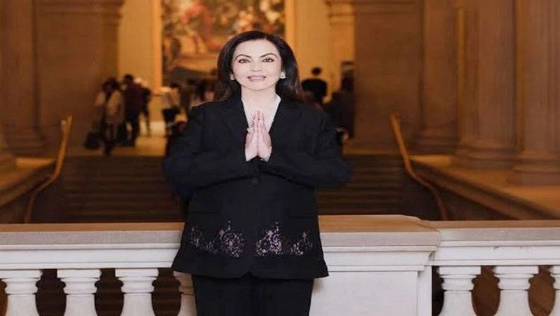 हासिल किया नया मुकाम
अमेरका के न्यूयॉर्क स्थित मेट्रोपॉलिटिन म्यूजियम ऑफ आर्ट (Metropolitan Museum of Art) का ट्रस्टी बनना अपने आप में एक बड़ी उपलब्धि है। बता दें कि नीता अंबानी पहली भारतीय महिला हैं, जिन्हें यह गौरव हासिल हुआ है। नीता अंबानी को मेट्रोपॉलिटन म्यूजियम ऑफ आर्ट के बोर्ड में भी शामिल किया गया। 
