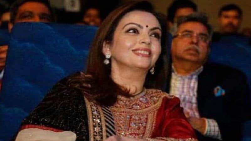 नीता अंबानी ने भी जाहिर की खुशी
इस मौके पर नीता अंबानी ने भी खुशी जाहिर करते हुए कहा था कि मेट्रोपॉलिटन म्यूजियम ऑफ आर्ट पिछले कई सालों से इंडियन आर्ट में दिलचस्पी ले रहा है। वर्ल्ड फोरम पर म्यूजियम की इंडियन आर्ट के प्रति रुचि ने मुझे प्रभावित किया है। नीता अंबानी ने कहा कि मुझे यह सम्मान भारत की विरासत और संस्कृति के लिए मेरे प्रयासों को और भी बढ़ावा देने के लिए प्रेरित करेगा।