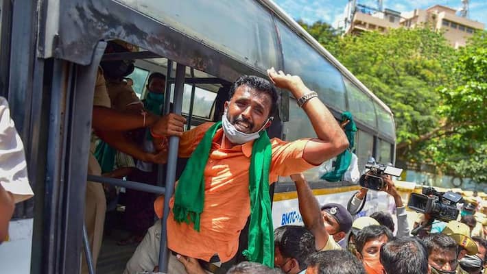 Karnataka bandh: 300 protestors detained at Town Hall -ymn Karnataka bandh: 300 protestors detained at Town Hall -ymn