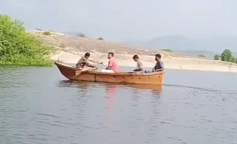टापू पर फंसे यह बंदर किसी तरह अपनी प्यास तो यहां पर भरे पानी से मिटा लेते हैं, लेकिन उनको खाने को कुछ नहीं मिल पा रहा है। हालांकि कुछ सामजसेवी लोग खाने के पैकेट नाव के जरिए उनतक पहुंचा रहे हैं।
