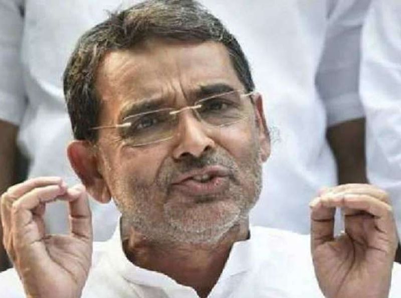 समाजवादी सोच वाले उपेंद्र कुशवाहा राजनीति में आने के पहले शिक्षक थे। वो नॉनवेज भी खाते हैं। लेकिन, उन्हें सर्वाधिक प्रिय हरी सब्जी और रोटी है। उसमें भी सबसे ज्यादा पसंद नेनुआ की सब्जी है। कुर्ता-पायजामा उनका पसंदीदा परिधान है। बच्चों को पढ़ाना उनका सबसे प्रिय शौक है। वे गांव में जब भी खुद को समय मिलता है तो खुद भी पढ़ाते हैं।
(फाइल फोटो)
