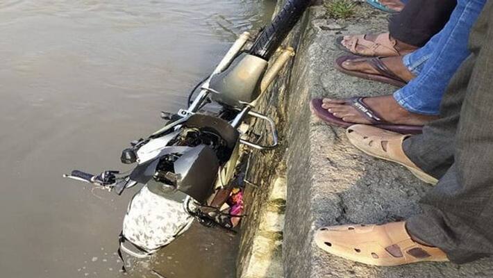 Two people died after bike falls in Kshipra river in Indore kpa Two people died after bike falls in Kshipra river in Indore kpa