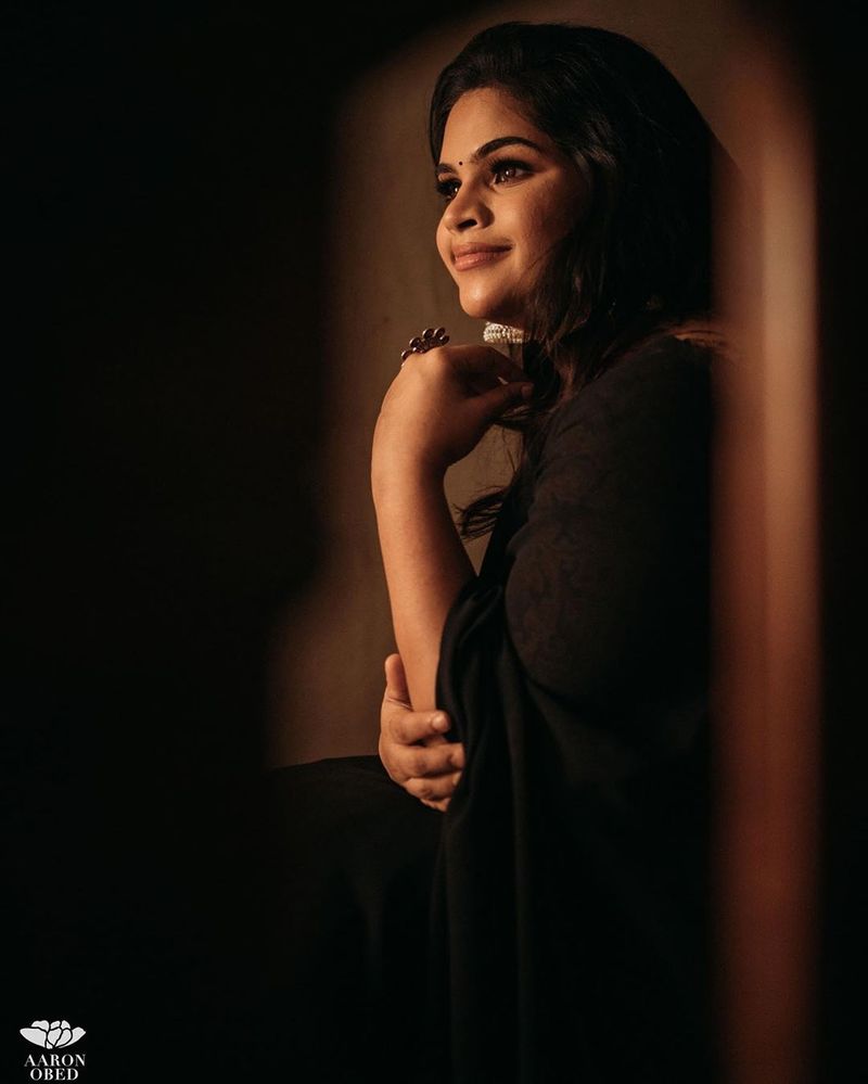 actress vidyuleka raman black hot dress photo goes viral in social media