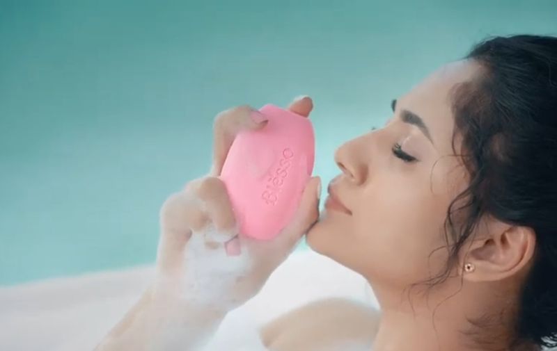 Bigg boss fame Losliya acting in soap advertisement video going viral