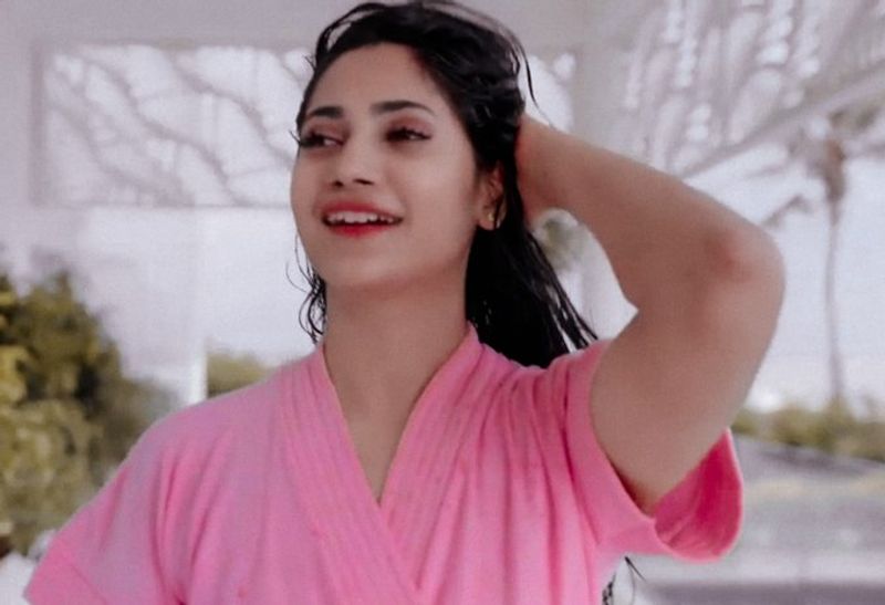 Bigg boss fame Losliya acting in soap advertisement video going viral