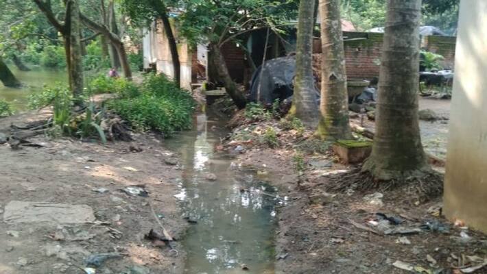 Panchayet Pradhan allegedly takes way money meant for repairing drain in Birbhum BTG Panchayet Pradhan allegedly takes way money meant for repairing drain in Birbhum BTG