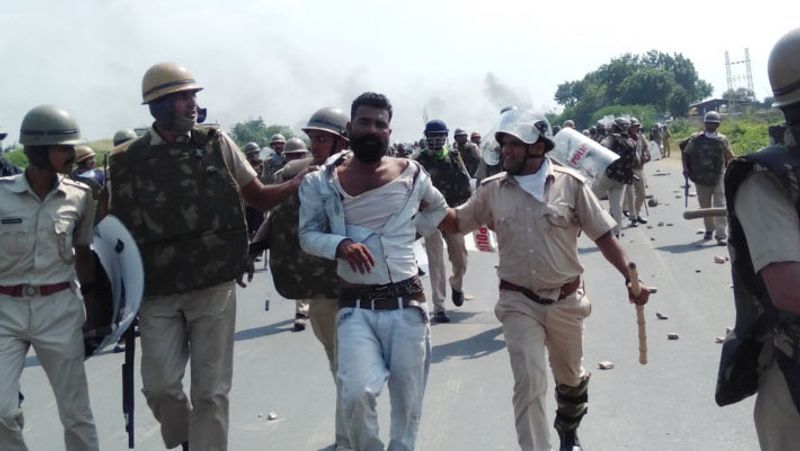 पुलिस ने सैकड़ों उपद्रवियों को गिरफ्तार किया है।