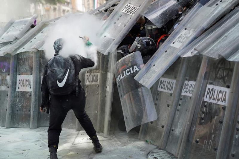 abortion rights women clash with police in mexico