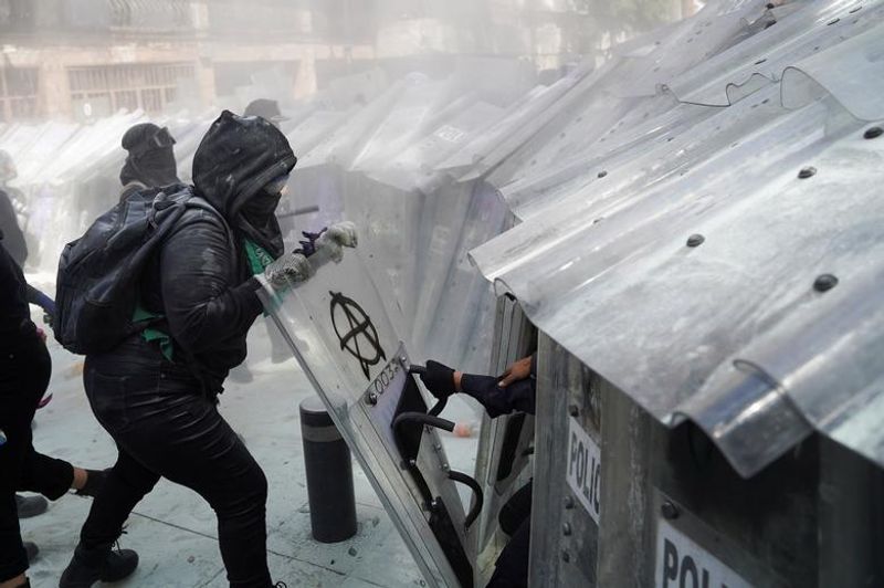abortion rights women clash with police in mexico
