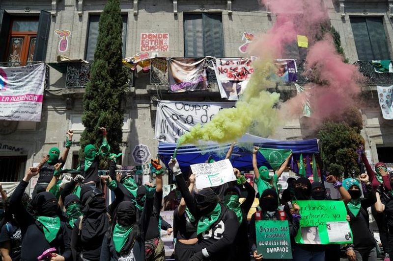abortion rights women clash with police in mexico