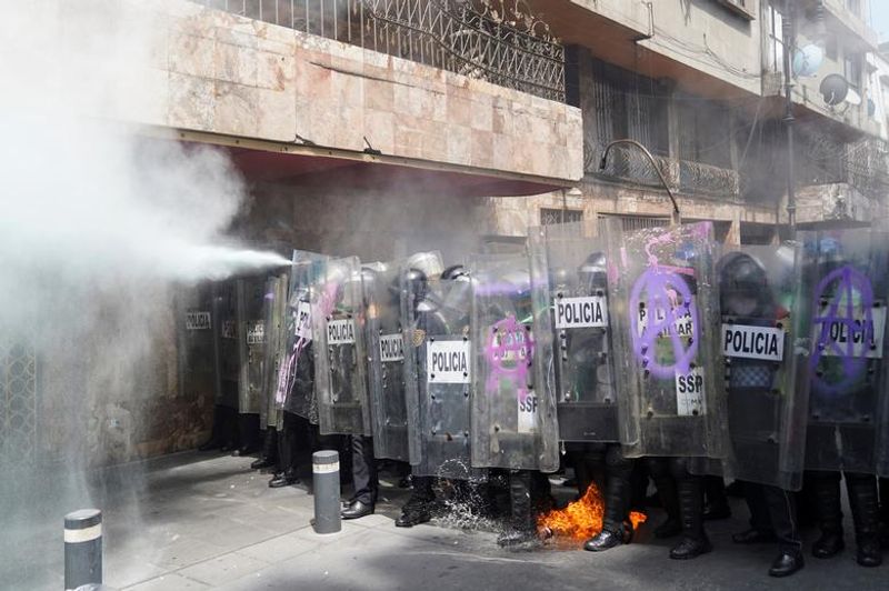 abortion rights women clash with police in mexico