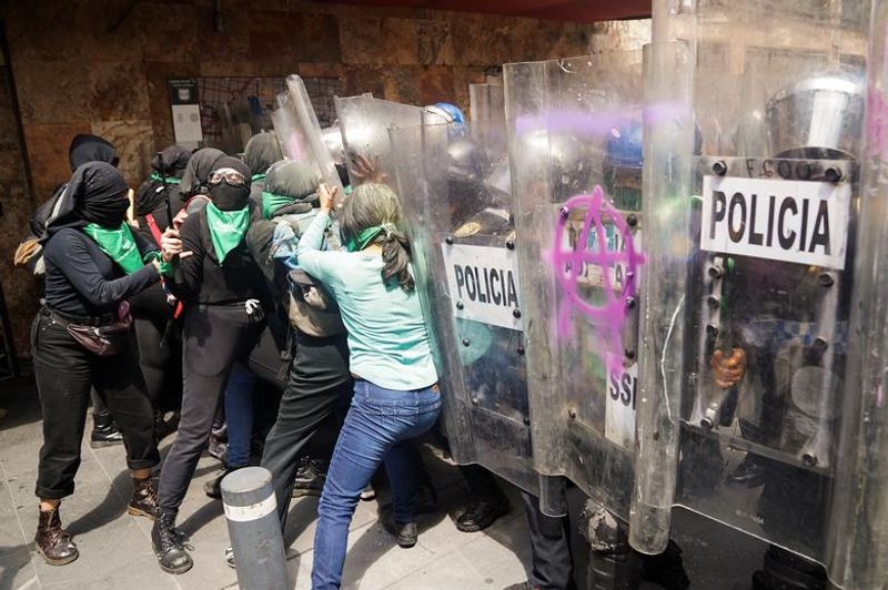 abortion rights women clash with police in mexico