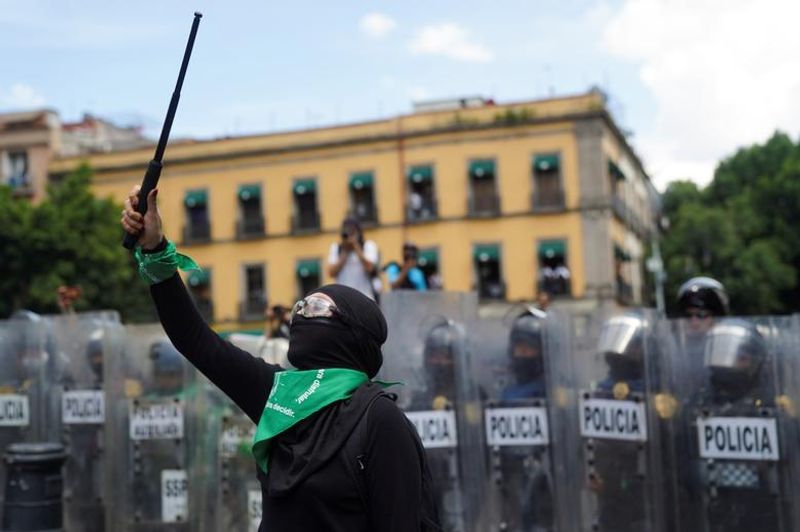 abortion rights women clash with police in mexico