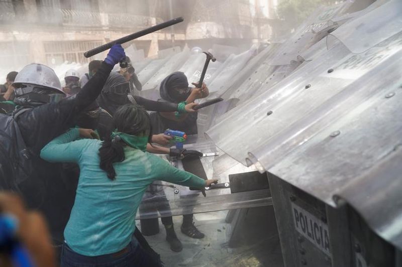 abortion rights women clash with police in mexico
