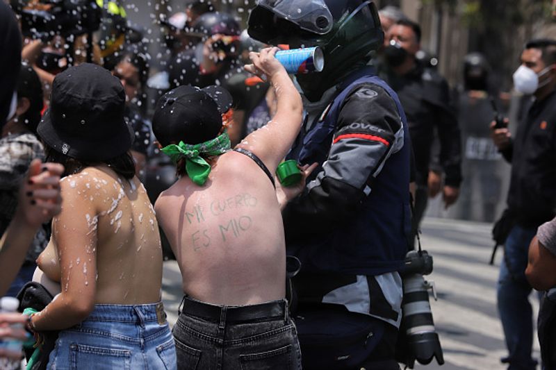abortion rights women clash with police in mexico