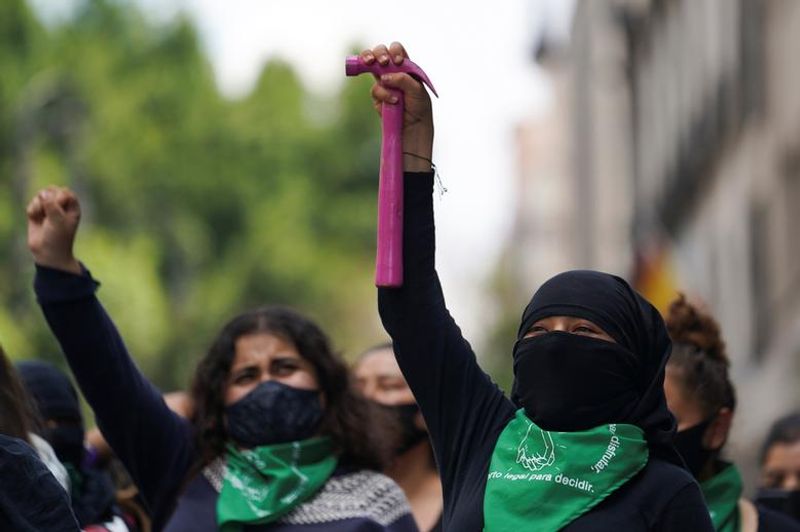 abortion rights women clash with police in mexico