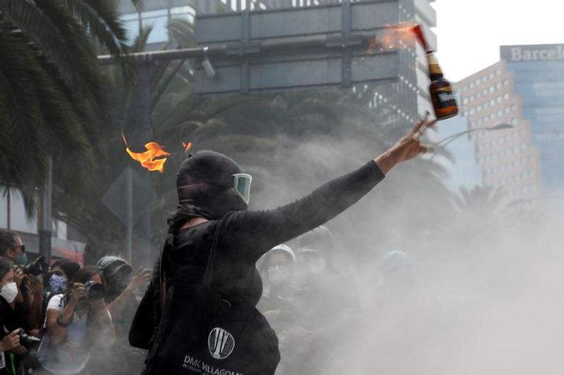 abortion rights women clash with police in mexico