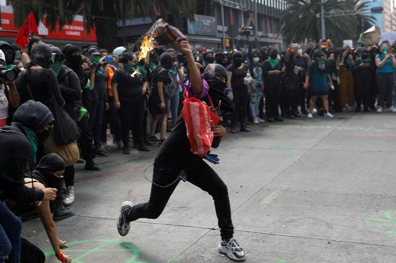 abortion rights women clash with police in mexico