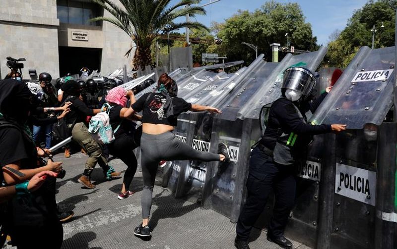 abortion rights women clash with police in mexico