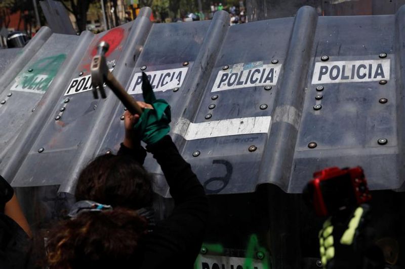 abortion rights women clash with police in mexico