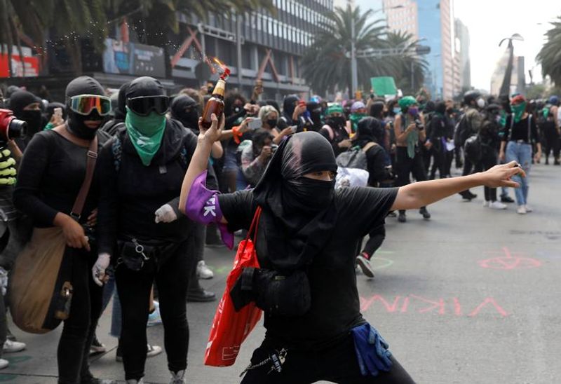 abortion rights women clash with police in mexico