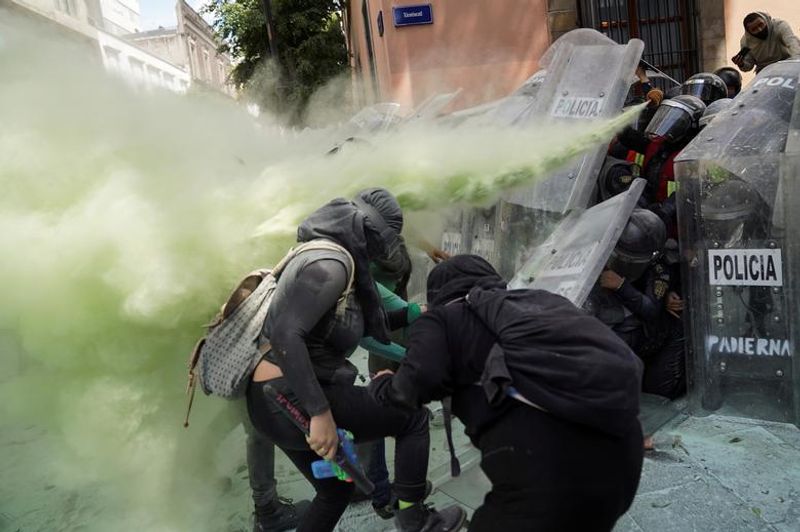 abortion rights women clash with police in mexico