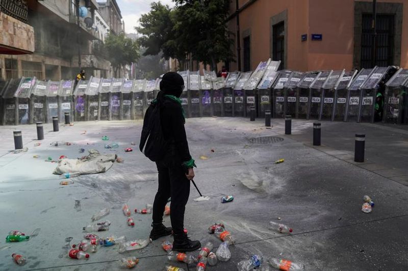 abortion rights women clash with police in mexico