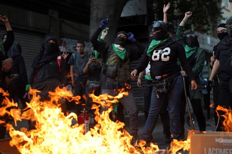 abortion rights women clash with police in mexico
