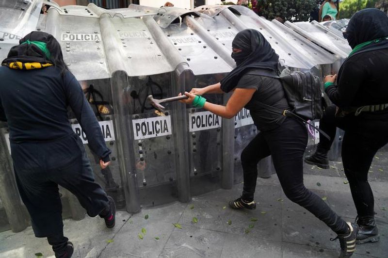 abortion rights women clash with police in mexico