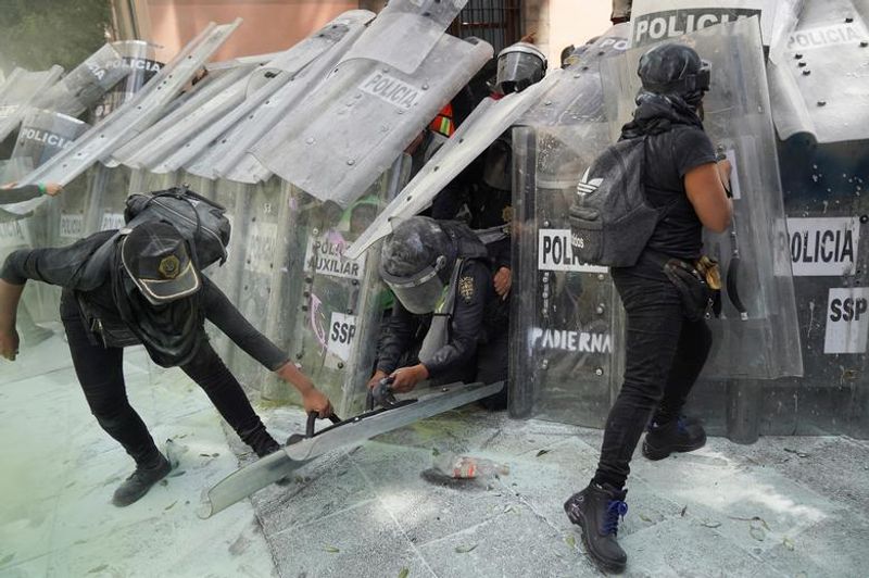 abortion rights women clash with police in mexico