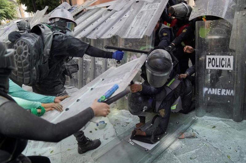 abortion rights women clash with police in mexico