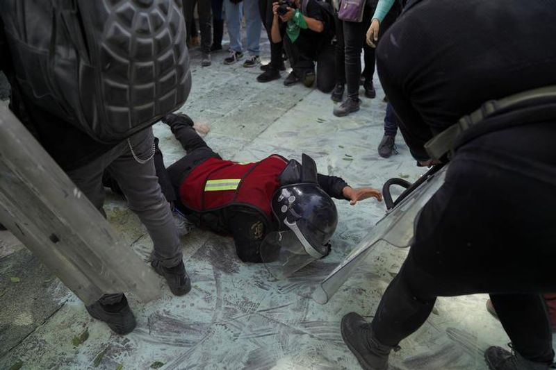 abortion rights women clash with police in mexico