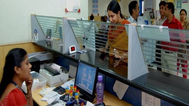 क्या है अटल पेंशन योजना
अटल पेंशन योजना के तहत 60 साल की उम्र के बाद 1000 रुपए से 5000 रुपए तक की पेंशन मिलती है। इस योजना में 18 साल से 40 साल तक का कोई व्यक्ति निवेश कर सकता है।
(फाइल फोटो)
