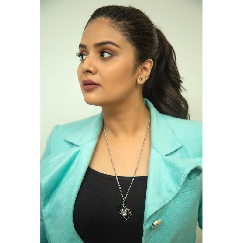 sreemukhi latest photos goes viral in social media ksr
