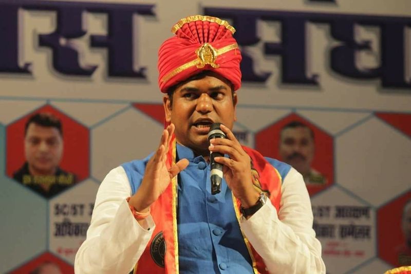 इस समय महागठबंधन में खुद को डिप्टी सीएम पद का दावेदार बताने वाले मुकेश साहनी ने बीते दिनों घोषणा कर दी थी माछ भात खाएंगे और महगठबंधन को जिताएंगे और अगर एनडीए दोहरे अंक में पहुंच गया तो राजनीति नहीं करेंगे, जिसके बाद से वे फिर चर्चा में आ गए।