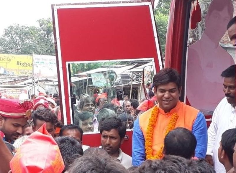 बताते हैं कि उस समय भाजपा के राष्ट्रीय अध्यक्ष ने करीब 40 सभाओं में मुकेश साहनी को अपने साथ रखा। वह उन्हें अपने साथ हर दिन हेलीकॉप्टर में ले जाते थे और दोनों संयुक्त सभा को संबोधित करते थे। लेकिन, चुनाव बाद यह बात सामने आई कि मल्लाह वोटरों का झुकाव नीतीश कुमार के प्रति अधिक रहा।