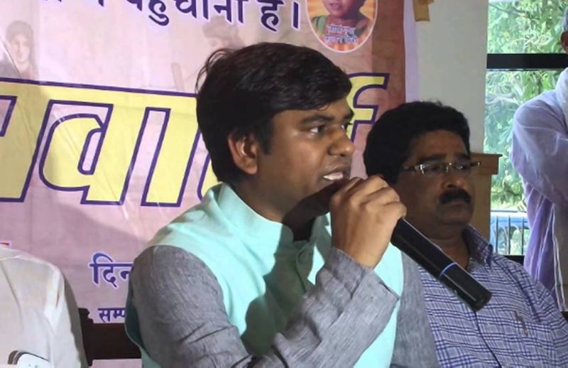 मुकेश साहनी भी बीजेपी की विधानसभा चुनाव में हार के बाद फिर वापस मुंबई चले गए थे। लेकिन, पिछले एक वर्ष से बिहार की राजनीति में फिर सक्रिय हुए। वे मल्लाह जाति को वोटरों को एकजुट करने के काम में जुटे हैं। इसके लिए हेलीकॉप्टर, विशेष रथ तक का सहारा ले चुके हैं। 