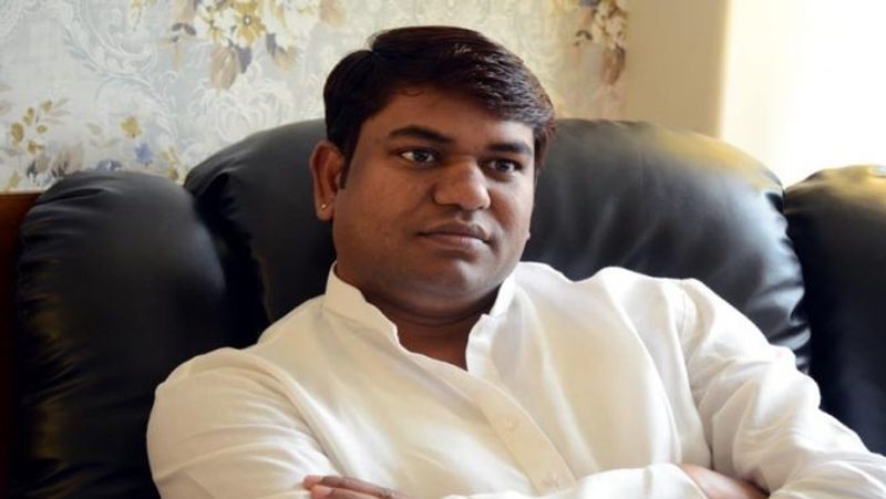 बता दें कि मुकेश साहनी सालों से निर्विवाद तौर पर निषाद समाज के नेता बने रहने में सफल रहे हैं। दबाव बनाने के लिए वह निषाद समुदाय के लिए आरक्षण की मांग करते आ रहे हैं। उन्होंने चेतावनी दी है कि यदि उनकी मांग पूरी नहीं की गई तो वह और उनकी पार्टी राजनीतिक समीकरणों को प्रभावित करेगी। उन्होंने कहा, 'हमारे 15 प्रतिशत वोट सरकार बना सकते हैं और तोड़ सकते हैं। उत्तरी बिहार में हमारी अच्छी खासी मौजूदगी है। 