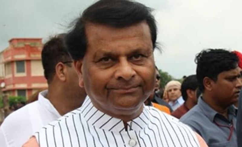 7. जयभान सिंह पवैया: विध्वंस मामले में मध्य प्रदेश से दूसरा नाम है बजरंग दल के पूर्व राष्ट्रीय अध्यक्ष और पूर्व मंत्री जयभान सिंह पवैया का जो बाबरी केस में आरोपी बनाए गए हैं।
