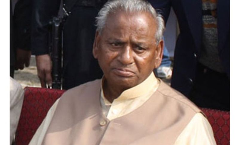 5. कल्याण सिंह: बाबरी ढांचा गिराने के मुख्य आरोपी कल्याण सिंह का नाम आता है। क्योंकि उस वक्त कल्याण सिंह यूपी के मुख्यमंत्री थे। इसलिए उन पर आरोप है कि उन्होंने इस मामले में कोई कार्रवाई करने और पुलिस प्रशासन को रोकने की बजाय लोगों को उकसाने का काम किया था। चार्जशीट में मस्जिद गिराने का आरोप इन पर सबसे पहले आता है।