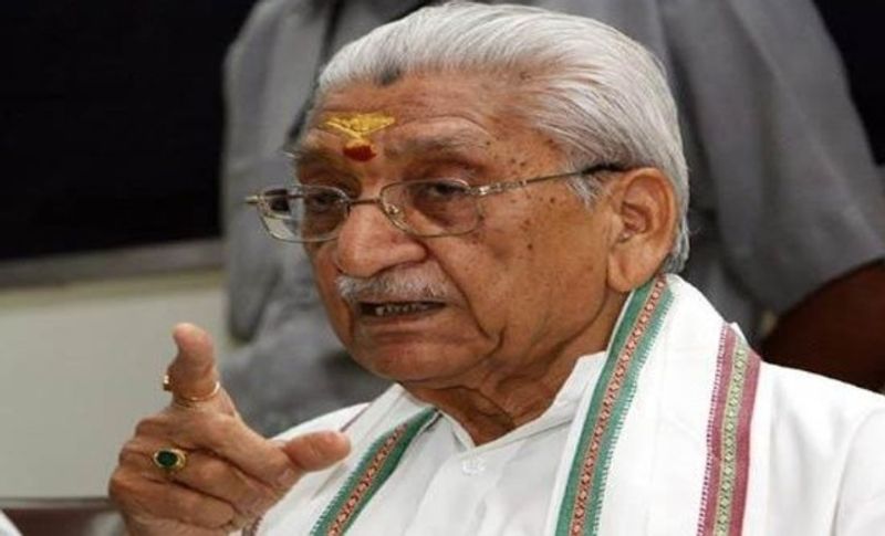 2. अशोक सिंघल: बाबरी विध्वंस मामले में दूसरे बड़े शख्स विहिप के पूर्व अध्यक्ष स्वर्गीय अशोक सिंघल हैं। सीबीआई चार्जशीट के मुताबिक, 20 नवंबर 1992 अशोक सिंघल ने बाल ठाकरे से मुलाकात कर उन्हें कारसेवा में हिस्सा लेने का न्यौता दिया था। जिसके बाद हाजारों शिवसैनिक अयोध्या पहुंचे थे। चार्जशीट अनुसार सिंघल 6 दिसंबर को नारा लगा रहे थे कि 'राम लला हम आए हैं, मंदिर वहीं बनाएंगे, एक धक्का और दो बाबरी मस्जिद तोड़ दो'