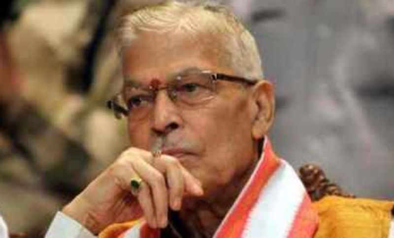 3. मुरली मनोहर जोशी: इस मामले में तीसरा नाम है बीजेपी के पूर्व केंद्रीय मंत्री मुरली मनोहर जोशी का जिन पर चार्जशीट के मुताबिक आरोप है कि 6 दिसंबर को जोशी भी भी मौके पर मौजूद थे। मस्जिद का गुंबद गिरने पर वह अन्य नेताओं से गले मिल रहे थे।
