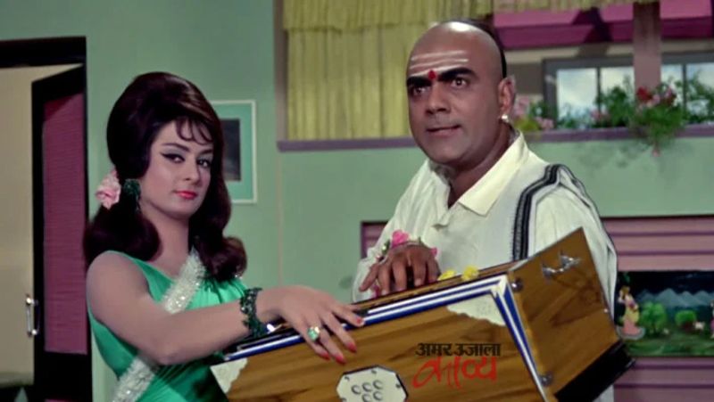 <p>महमूद के संघर्ष के दिनों में उस दौर की फेमस एक्ट्रेस मीना कुमारी को टेनिस सिखाने की नौकरी मिली थी। टेनिस सिखाते-सिखाते मीना कुमारी की छोटी बहन मधु पर महमूद का दिल आ गया और सुसाइड की धमकी देकर मधु से शादी की।</p>