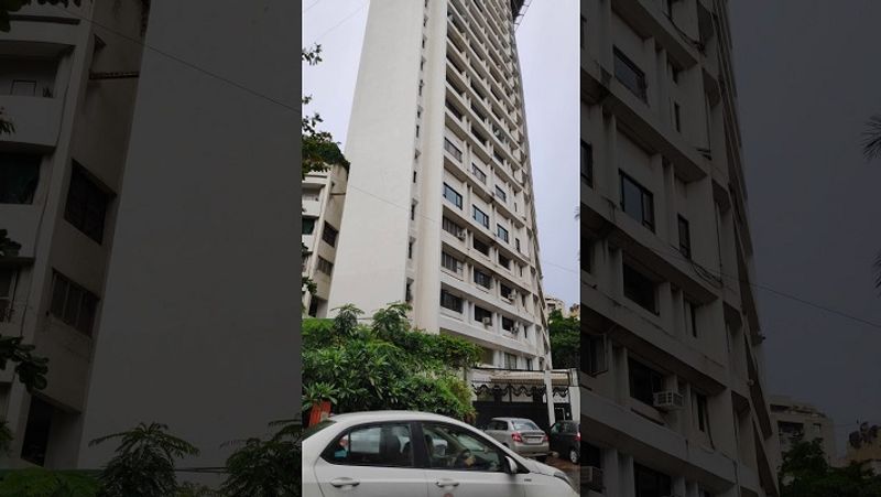 अनिल अंबानी के इस घर के रख-रखाव का खर्च बहुत ही ज्यादा है। इसके लिए दर्जनों स्टाफ बहाल हैं। इस घर का बिजली का बिल ही 8 महीने में 60 लाख रुपए आया। जब यूके की कोर्ट ने इतना ज्यादा बिजली बिल के भुगतान के बारे में पूछा तो अनिल अंबानी ने जवाब दिया कि बिजली कंपनी बहुत ज्यादा रेट ले रही है। 